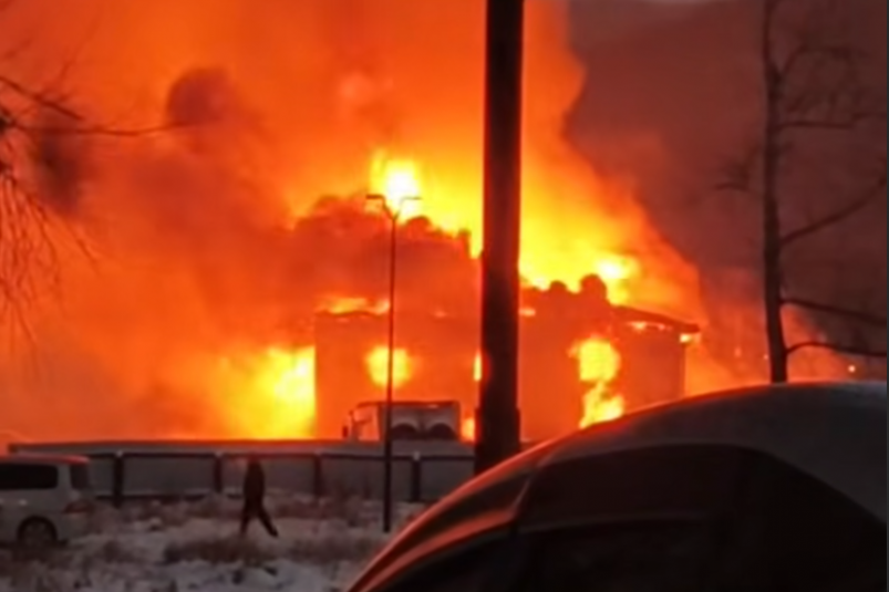 Прямо сейчас горит гостиница в Слюдянке