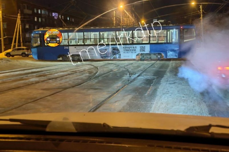 Трамвай развернуло на Волжской в Иркутске