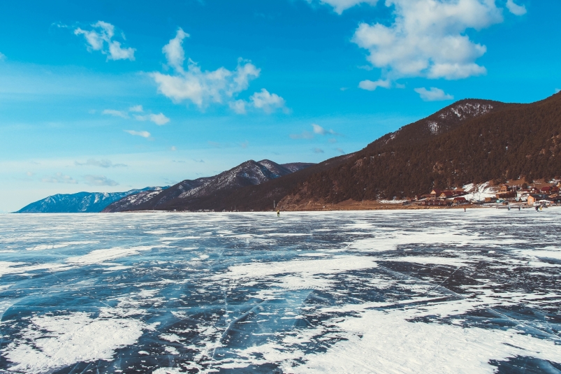 Уазик с туристами из Китая ушел под лед на Байкале — спасся только один