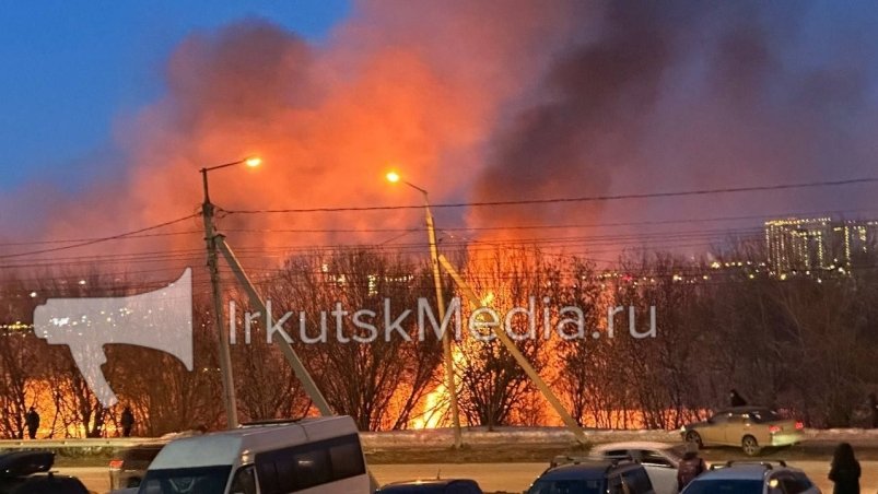Сильный пожар произошел вблизи Академического моста в Иркутске