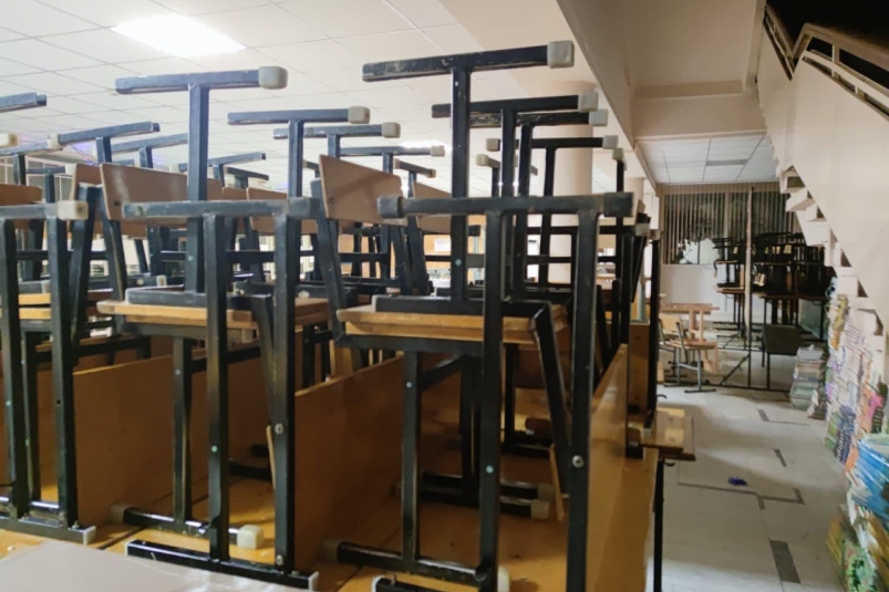 Подросток напал на одноклассницу и спрыгнул с четвертого этажа