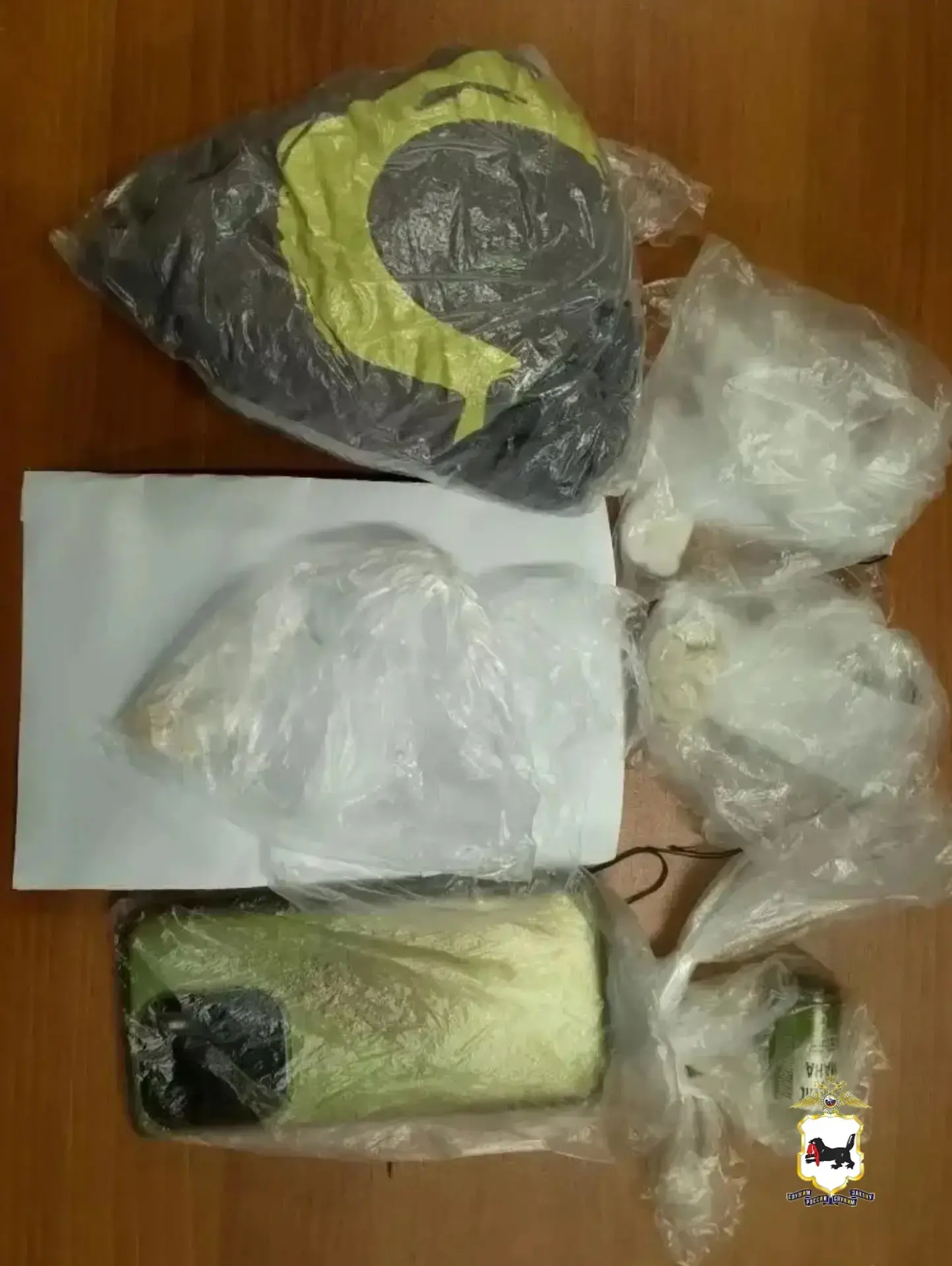 В Братске задержали ранее судимую женщину с наркотиками в подъезде дома ГУ МВД России по региону