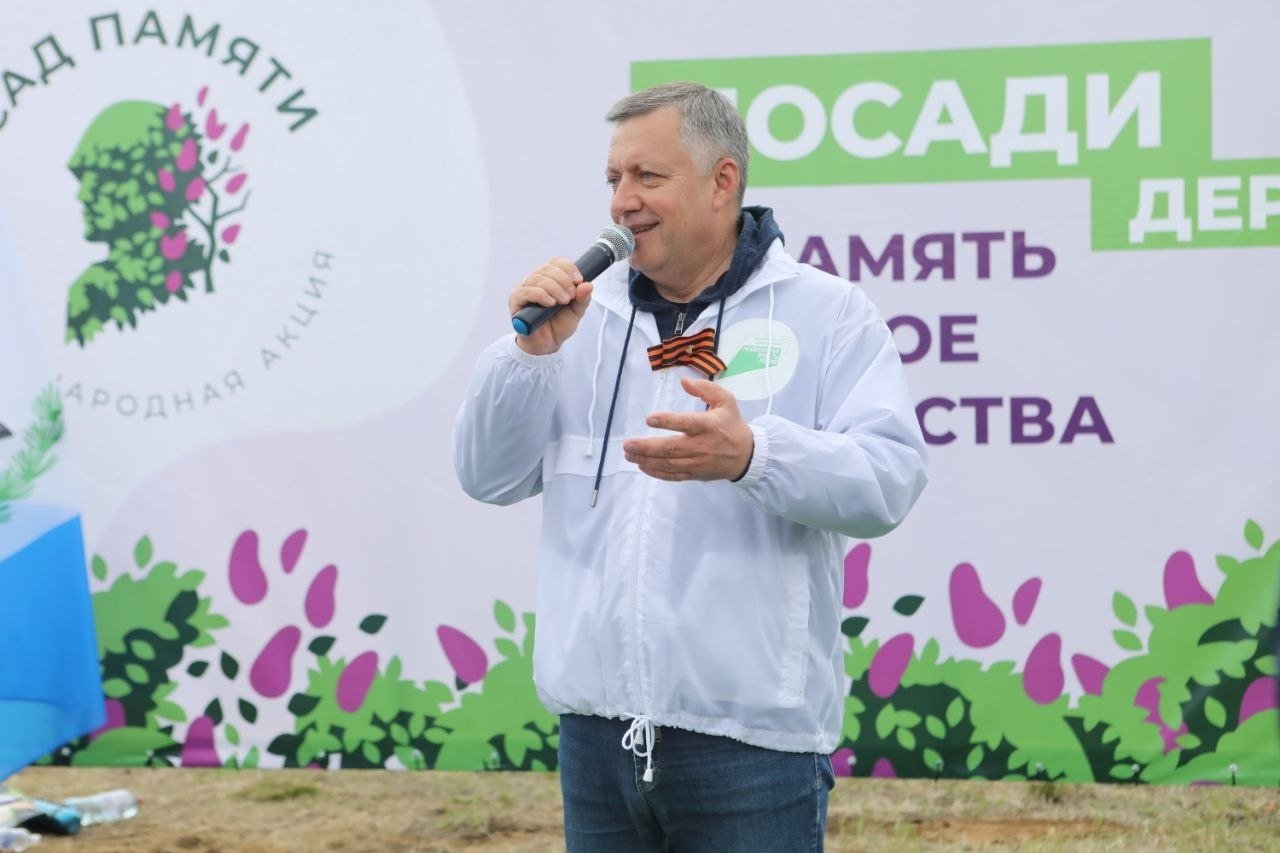 Глава Приангарья высадил деревья в память о павших в Великой Отечественной войне Телеграм-канал (18+) губернатора Иркутской области Игоря Кобзева