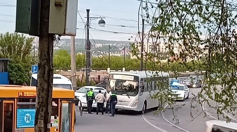 Автобус №80 попал в ДТП на Глазковском мосту в Иркутске ДТП 38RUS в тг (18+)