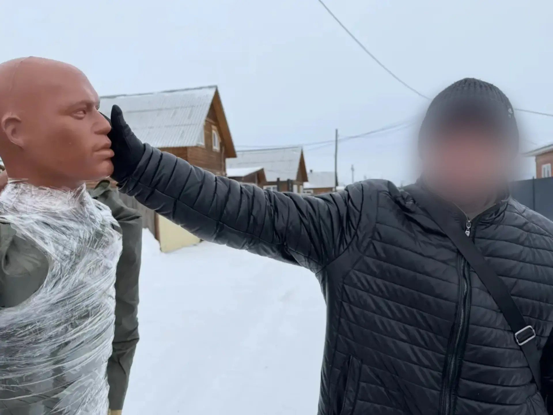 Свои действия мужчина объяснил тем, что был сильно зол на гостей за их аморальное поведение Пресс-служба СУ СКР по Иркутской области
