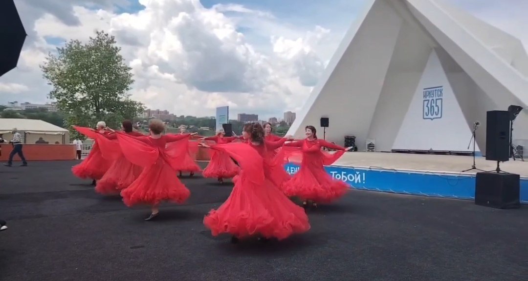 Праздничный концерт проходит на острове Юность в Иркутске