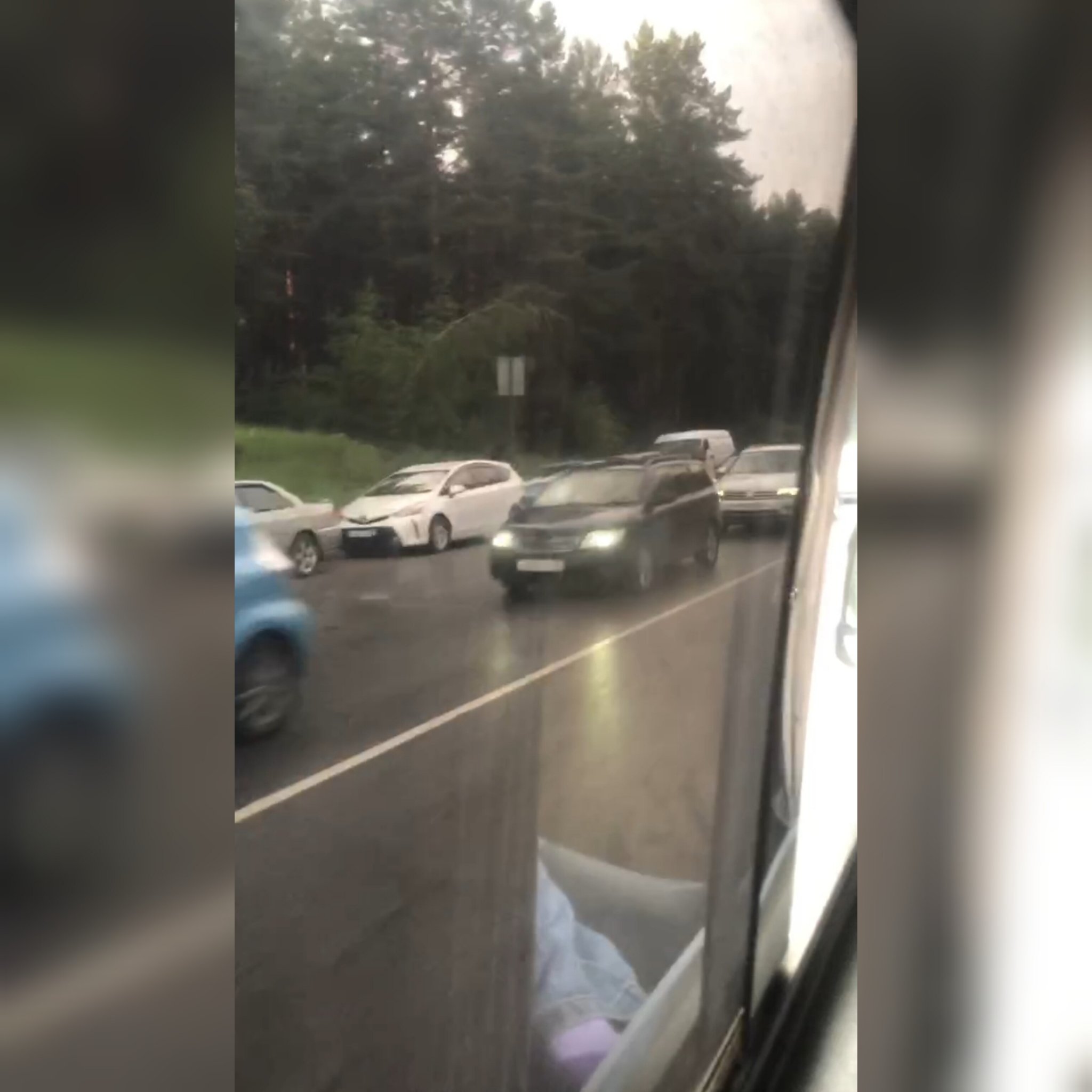 Время в ожидании проводят не только владельцы легковых авто, но и водители грузового транспорта Скрин из видео очевидца