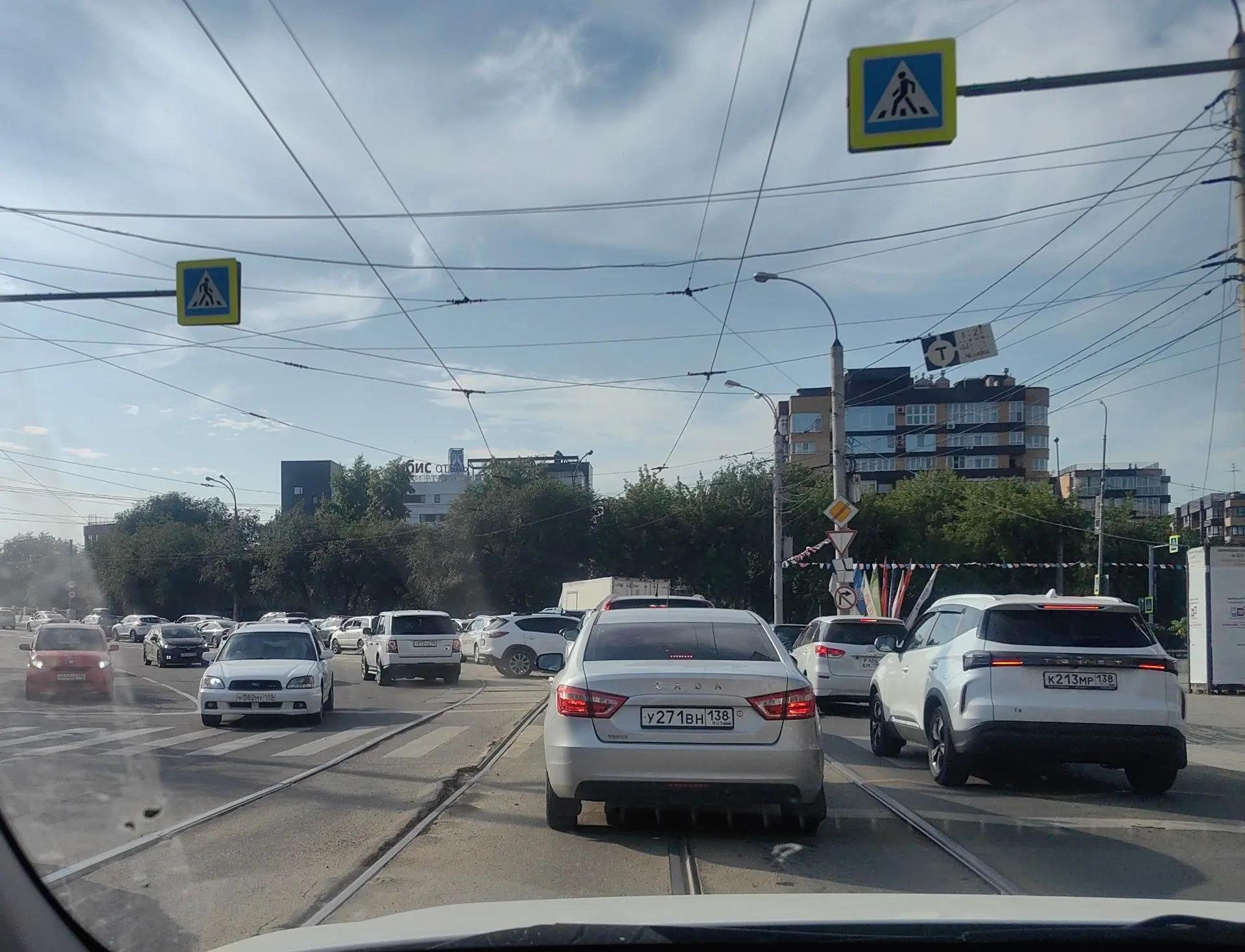 ДТП при въезде на Глазковский мост парализовало движение в центре Иркутска ИА IrkutskMedia