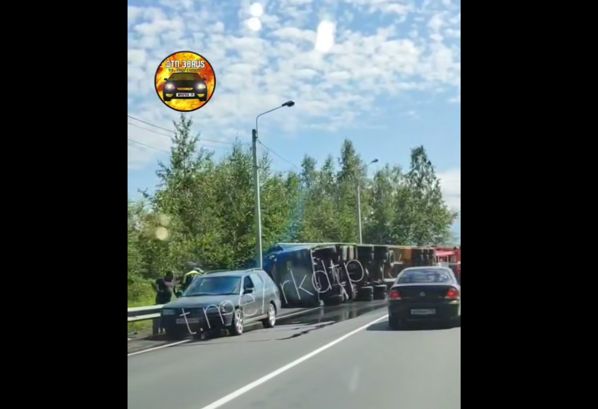 Большегруз упал на бок в Слюдянском районе Группа &quotДТП 38RUS&quot в Макс (12+)