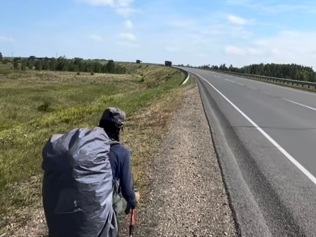 Семейная пара дошла пешком из Москвы до Куйтуна и продолжает путь скриншот из видео в социальных сетях семейной пары