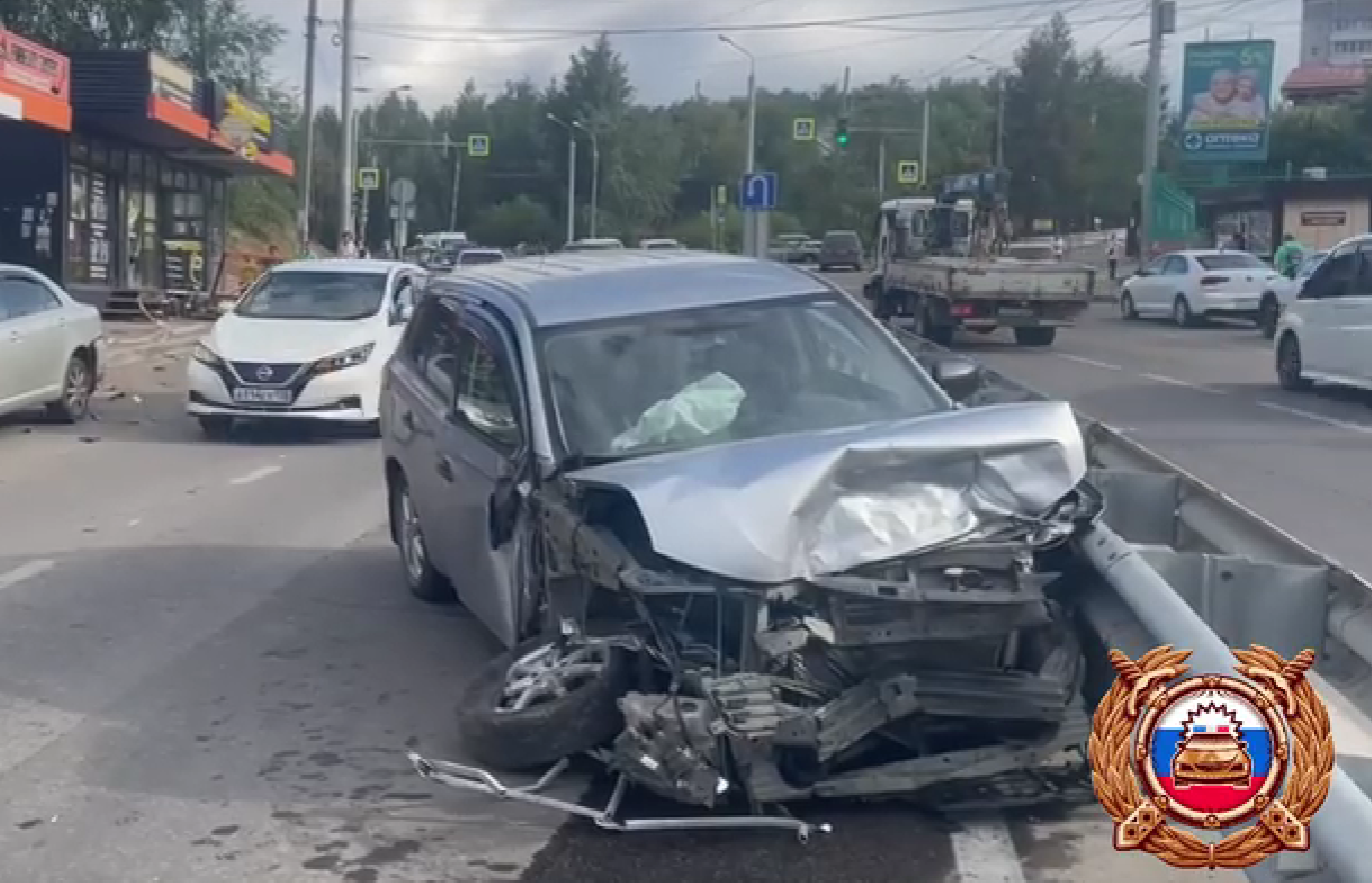 В Иркутске водитель внедорожника врезался в две машины и снес торговый павильон Госавтоинспекция Иркутска