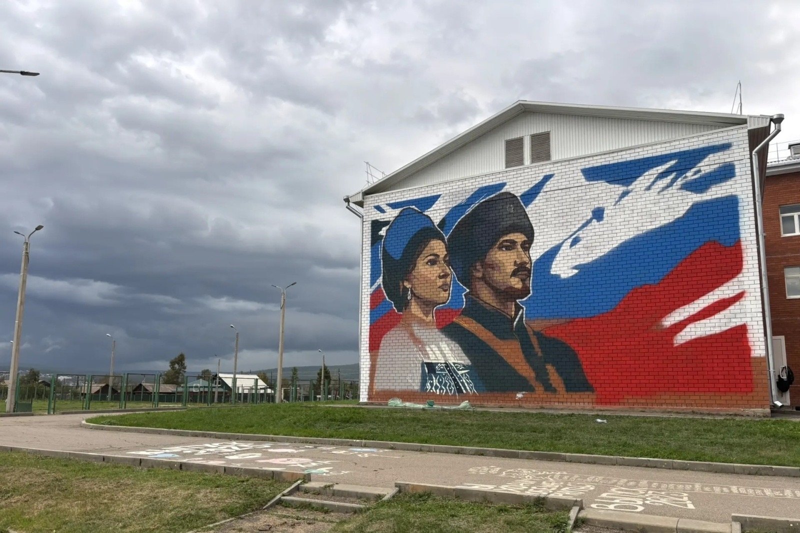В Качуге, Мишелевке и Усть-Ордынском создают муралы о народах России правительство Иркутской области