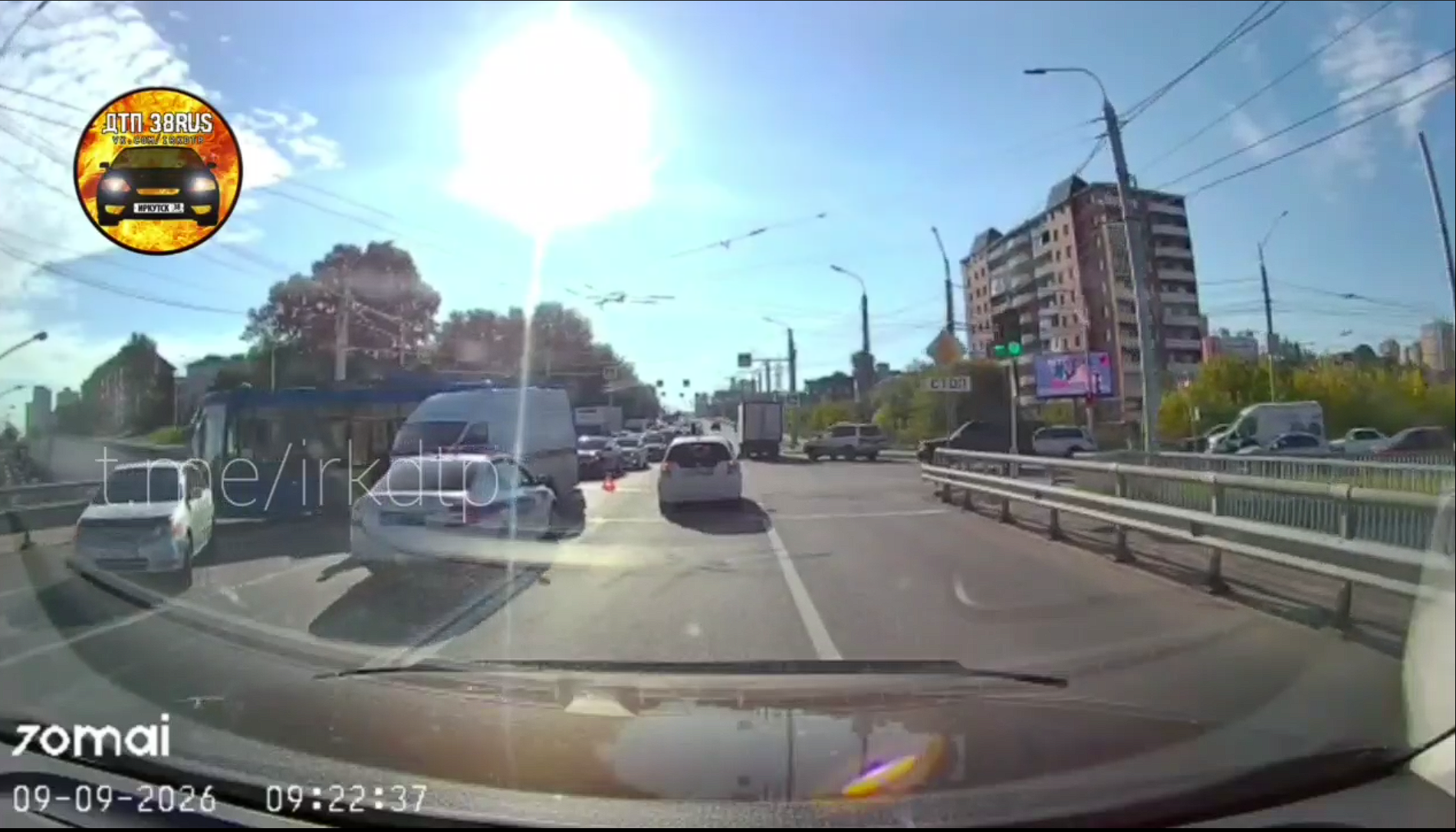Фрагмент из видео с места ДТП группа ДТП38 в мессенджере МАХ (12+)