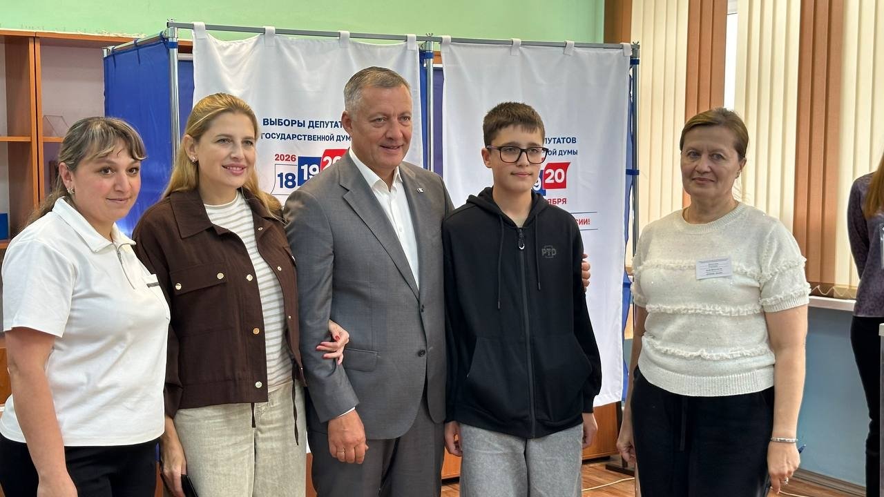 Губернатор Игорь Кобзев проголосовал на выборах вместе с семьей Юлия Ушакова, ИА IrkutskMedia