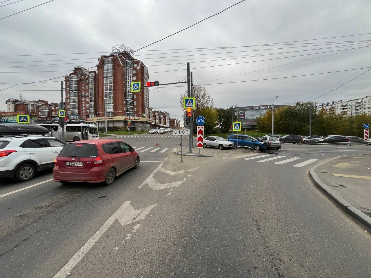 Три автомобиля столкнулись на перекрестке в Иркутске - есть пострадавшие Госавтоинспекция Иркутска