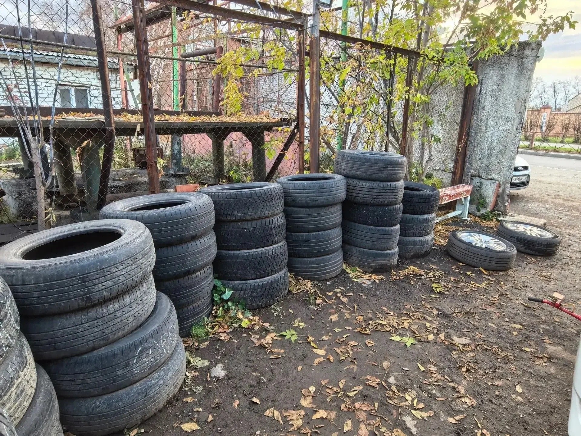 Шиномонтажкам Иркутска грозят штрафы до 50 тысяч рублей за мусор у мастерских администрация Иркутска
