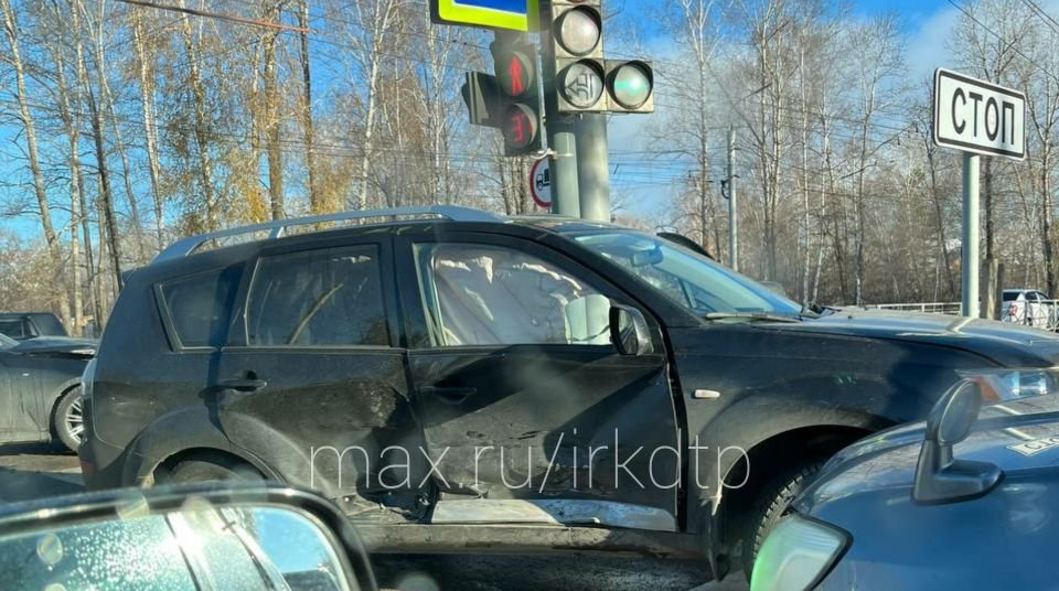 Две иномарки жёстко столкнулись под светофором на улице Безбокова в Иркутске Группа ДТП38 в мессенджере МАХ (12+)